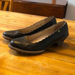 Scalloped leather pumps from El Natualista